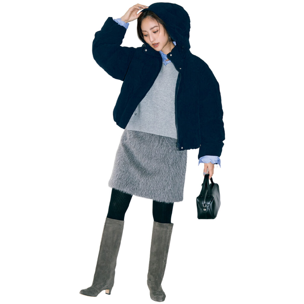 コーデュロイ×ファーの台形ミニスカートにロングブーツとパデッドブルゾンのコーデ