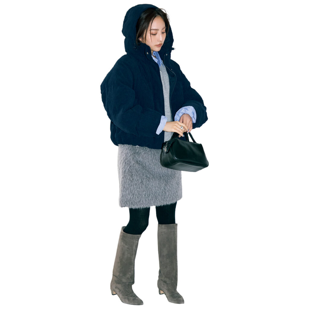 コーデュロイ×ファーの台形ミニスカートにロングブーツとパデッドブルゾンのコーデ