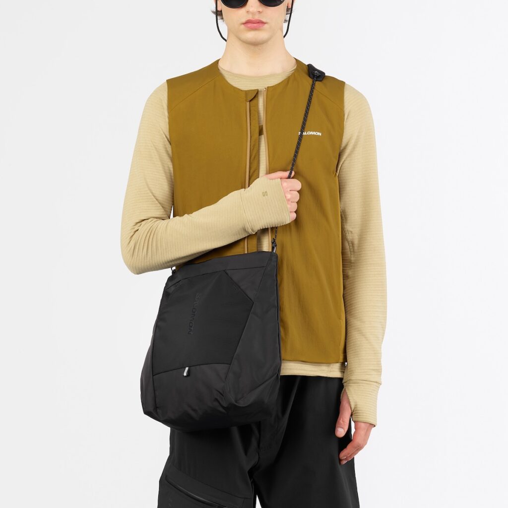 斜めがけ　サロモン　トートバッグ　黒