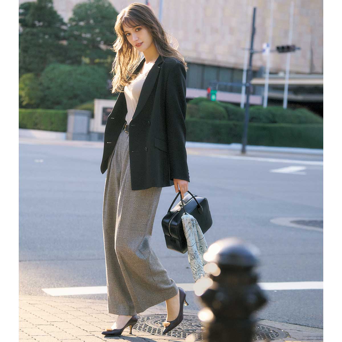 黒ジャケットにチェック柄パンツのコーデ