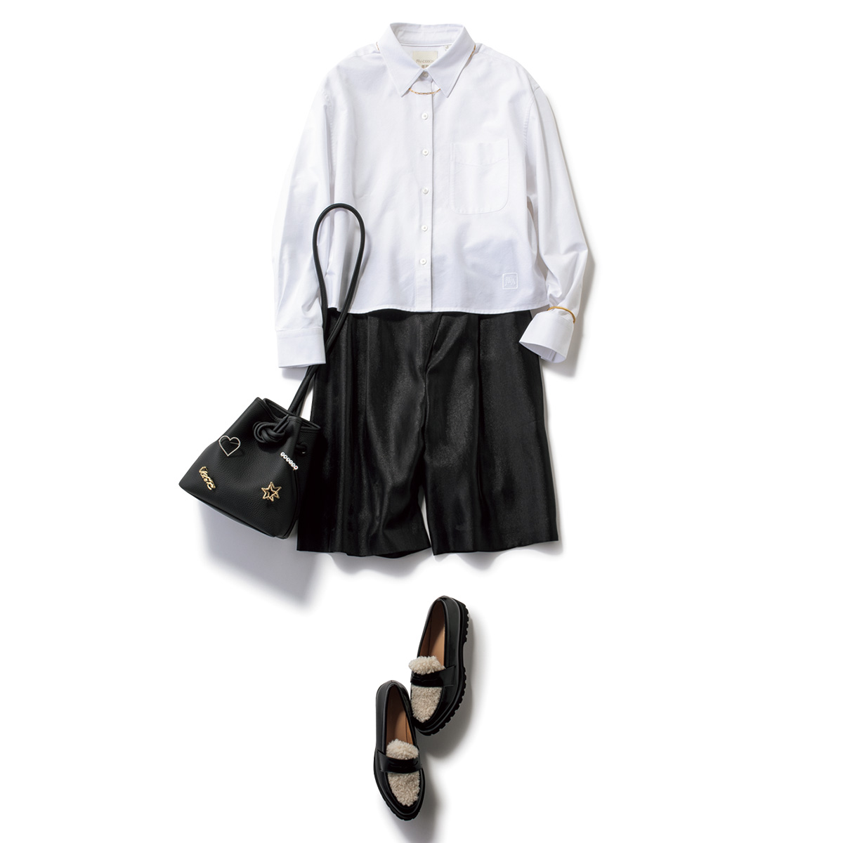 シャツとハーフパンツにもこもこローファーのモノトーンコーデ