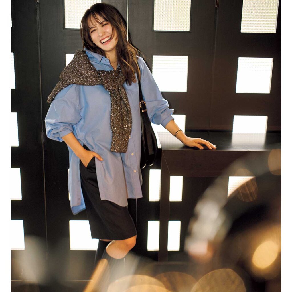 ブルーシャツとハーフパンツにラメニットの肩巻きコーデ