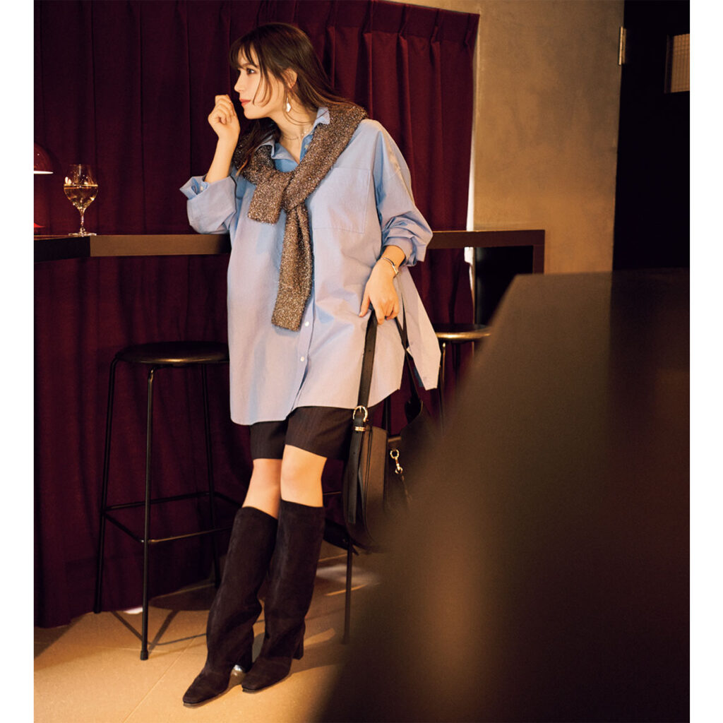 ブルーシャツとハーフパンツにラメニットの肩巻きコーデ