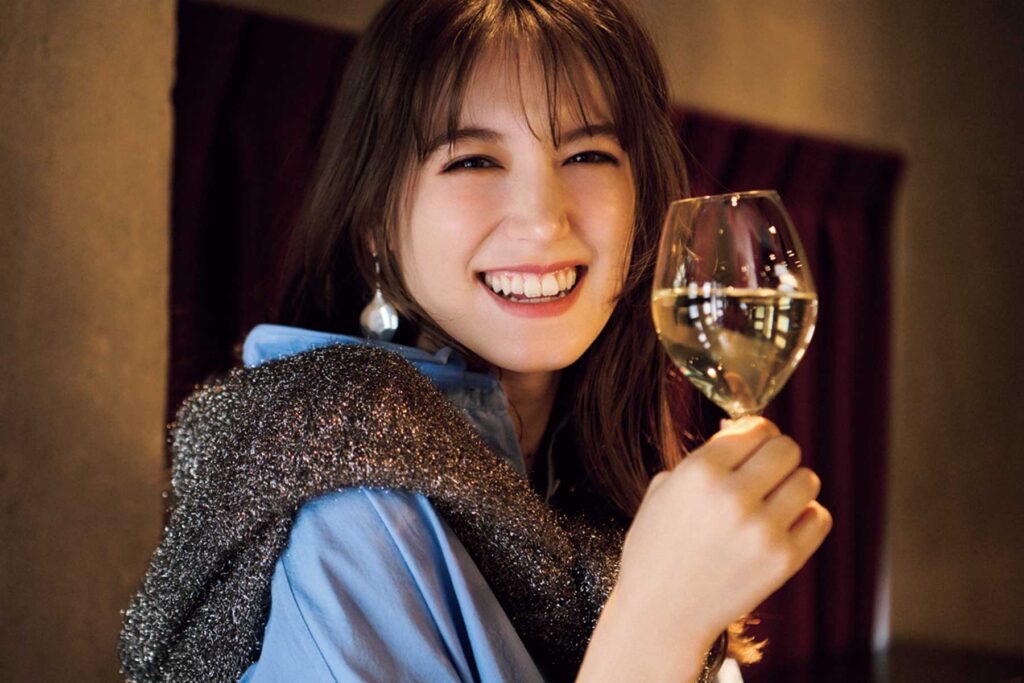 ブルーシャツとハーフパンツにラメニットの肩巻きコーデ