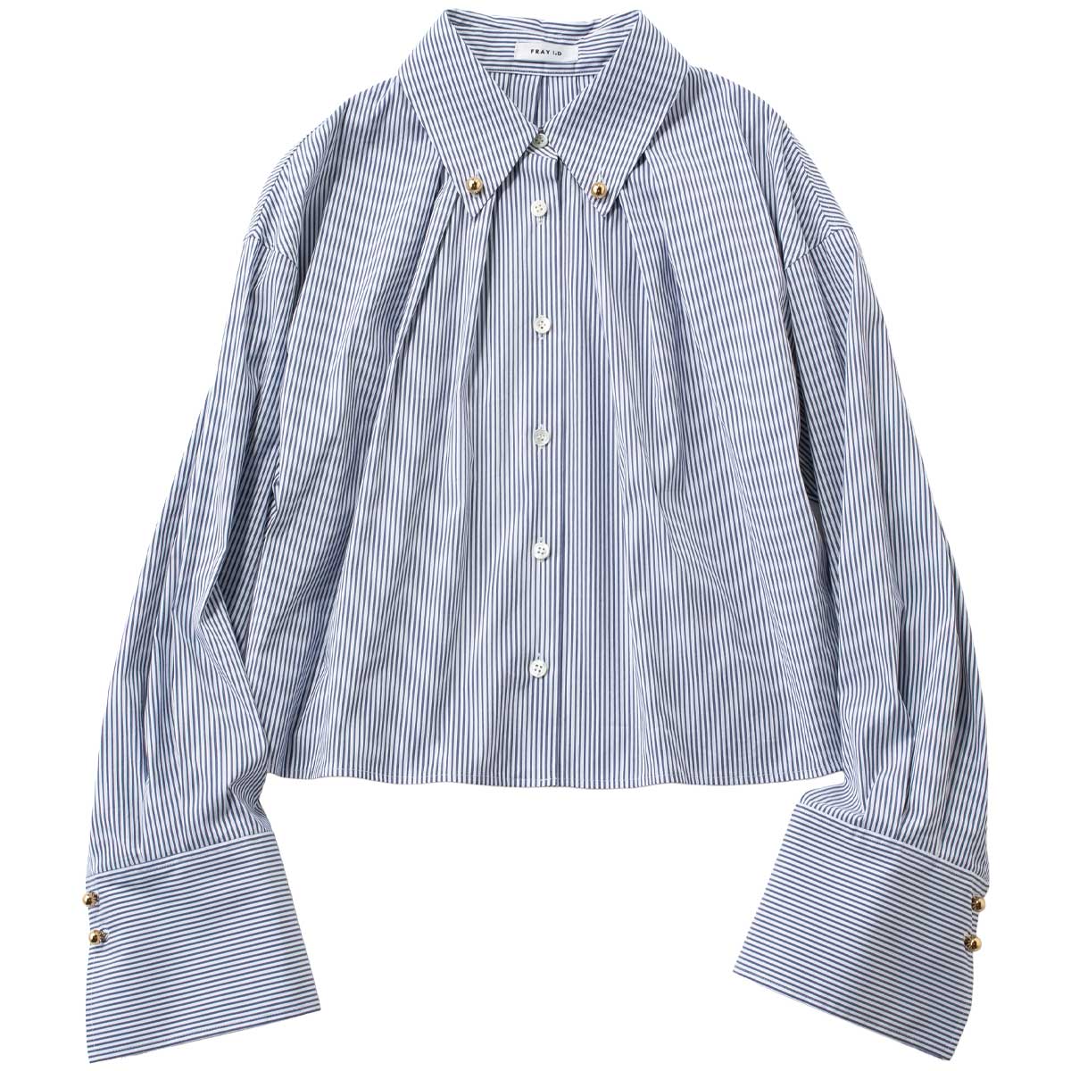 ショート丈のストライプシャツ