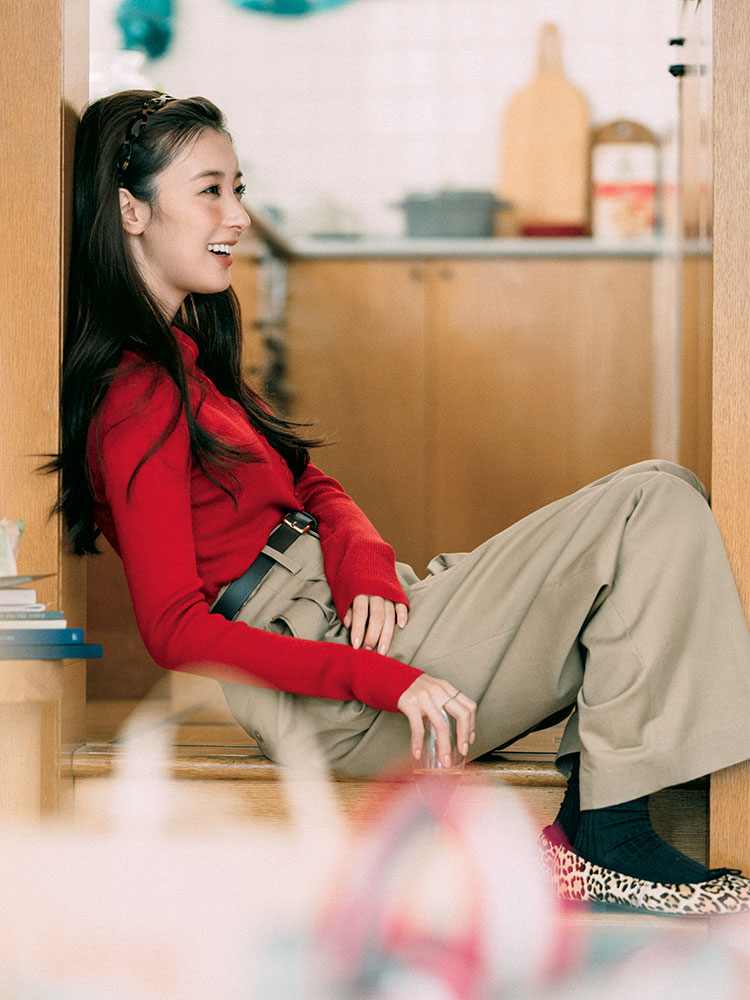 赤ニットとチノパンのホムパコーデ