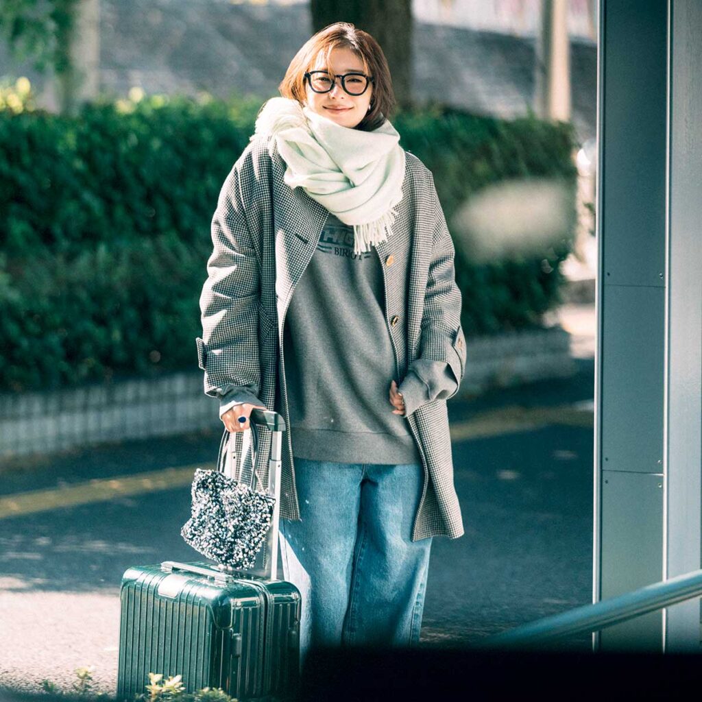 ウールのチェック柄コートとデニムのコーデ