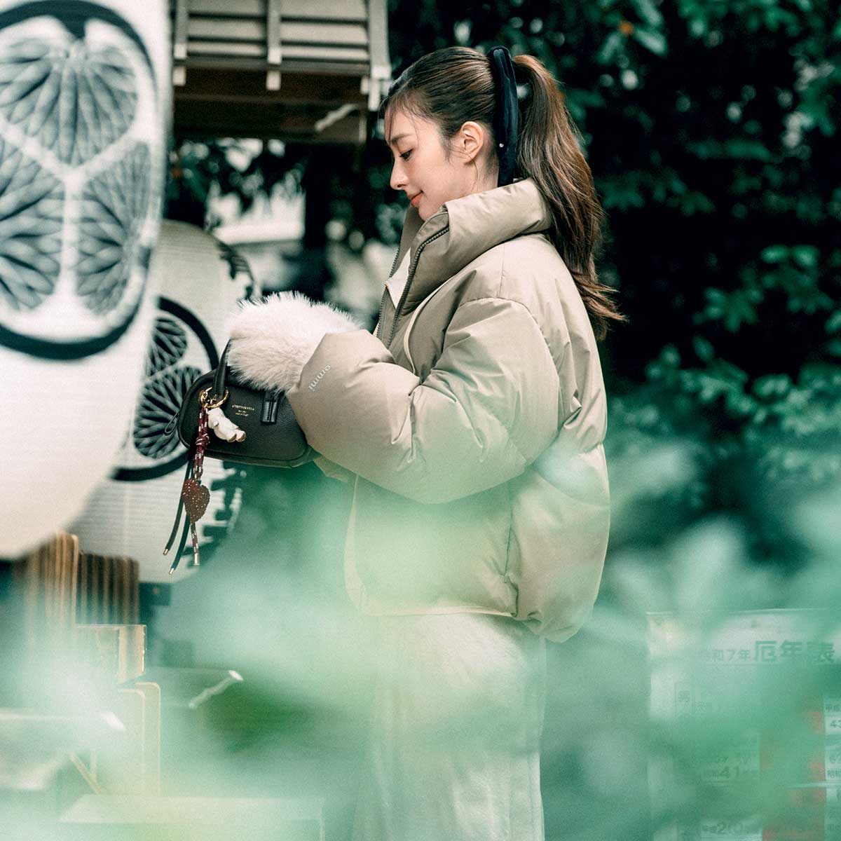 ベージュのダウンジャケットとロングスカートのコーデ