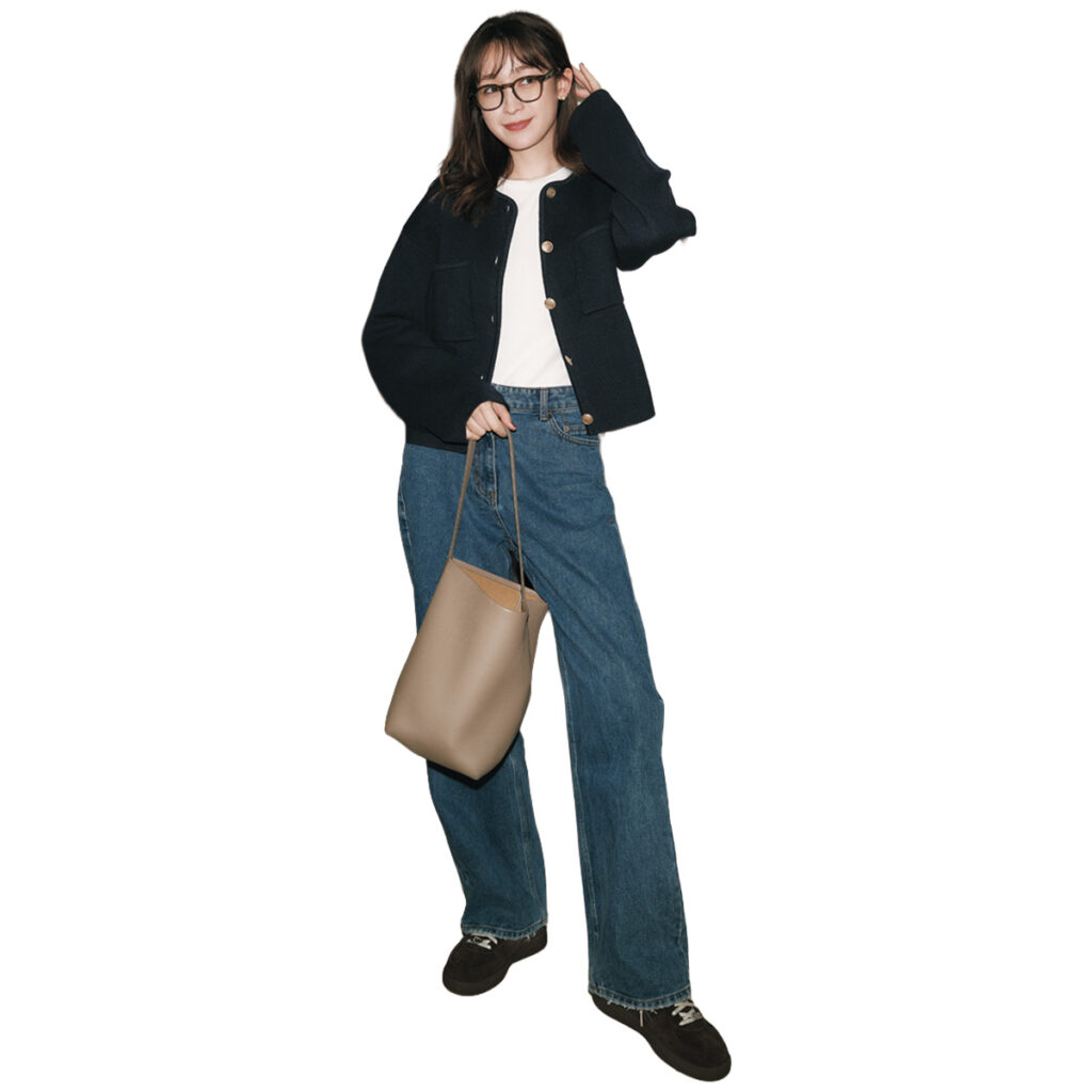 黒カーディガンとデニムのコーデ