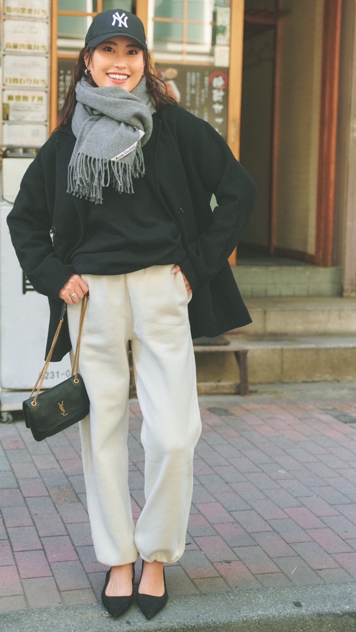 COAT：ZARA SWEATSHIRT：GU SWEATPANTS：GU CAP：NEWERA KNIT SCARF：Acne Sturios BAG：Sait Laurent SHOES：H&M