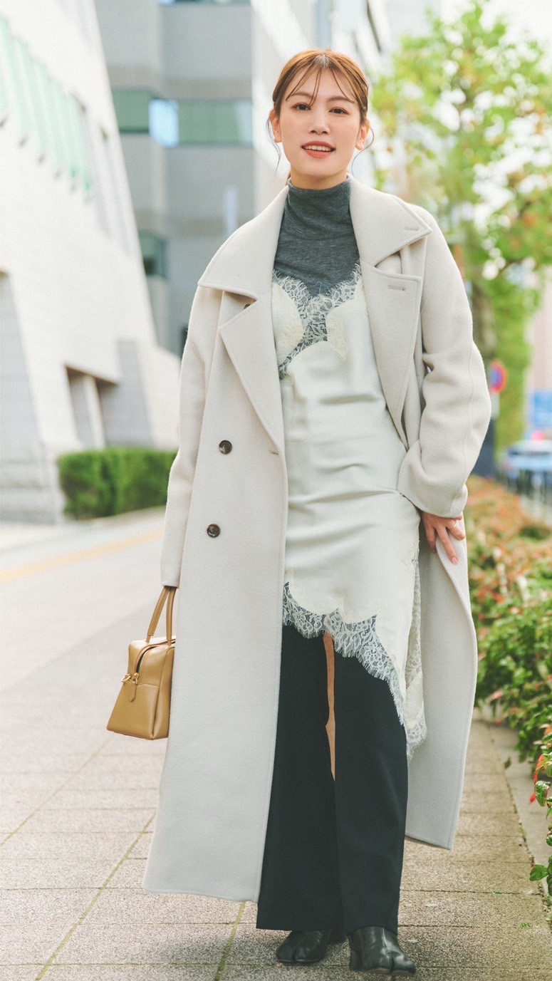 COAT：STUNNING LURE KNIT：SOEJU CAMISOLE：ZARA PANTS：H&M BAG：TOV BOOTS：Maison Margiela