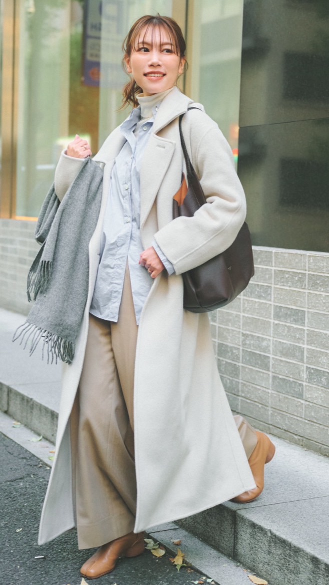 COAT：STUNNING LURE KNIT：SOEJU SHIRT：plage BAG：GIANNI CHIARINI BOOTS：Maison Margiela