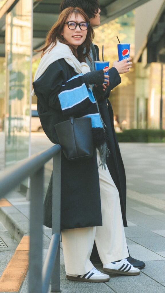 COAT： qualite KNIT：UNIQLO PANTS：UNIQLO BAG：The Row ARM WARMERSE：UNIQLO SHOSE：adidas