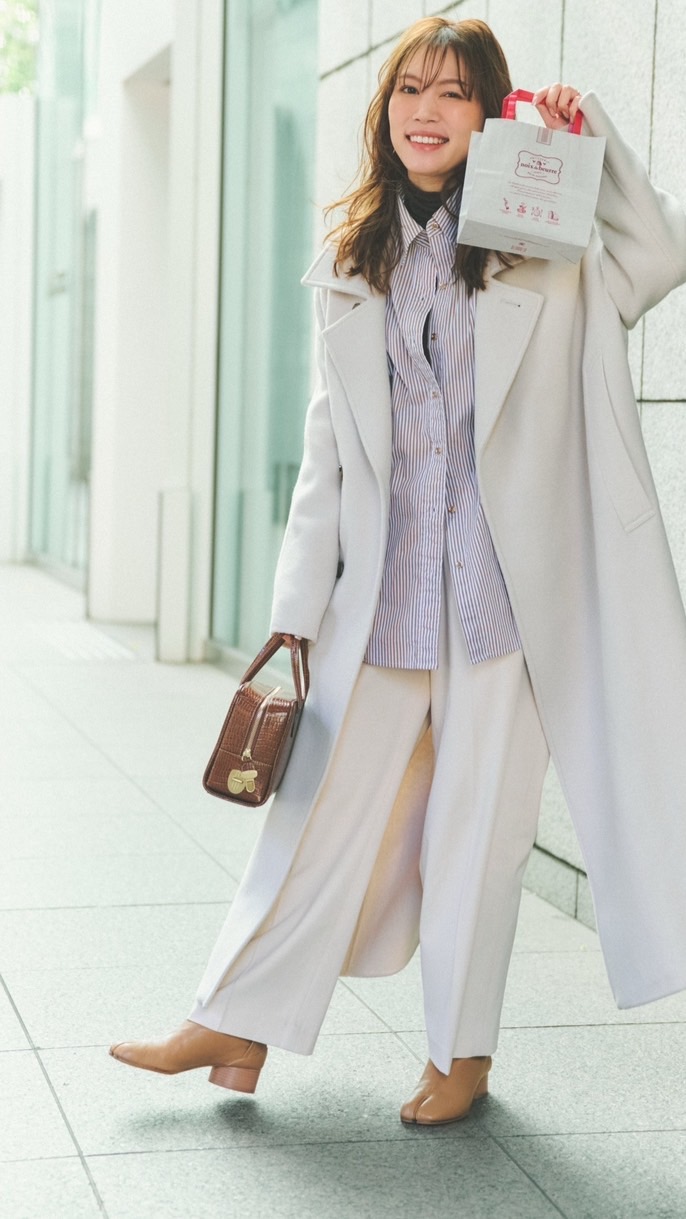 COAT：STUNNING LURE KNIT：UNIQLO SHIRT：LOUNGEDRESS PANTS：UNIQLO BOOTS：Maison Margiela