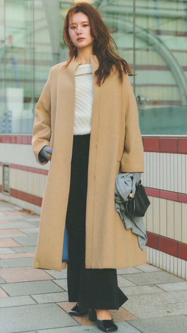 COAT：LANVIN en Bleu KNIT：l'aube blanc PANTS： l'aube blanc KNIT SCARF：ELBORN KNIT GLOVES：ELBORN BAG：GANNI SHOES：CHARLES & KEITH