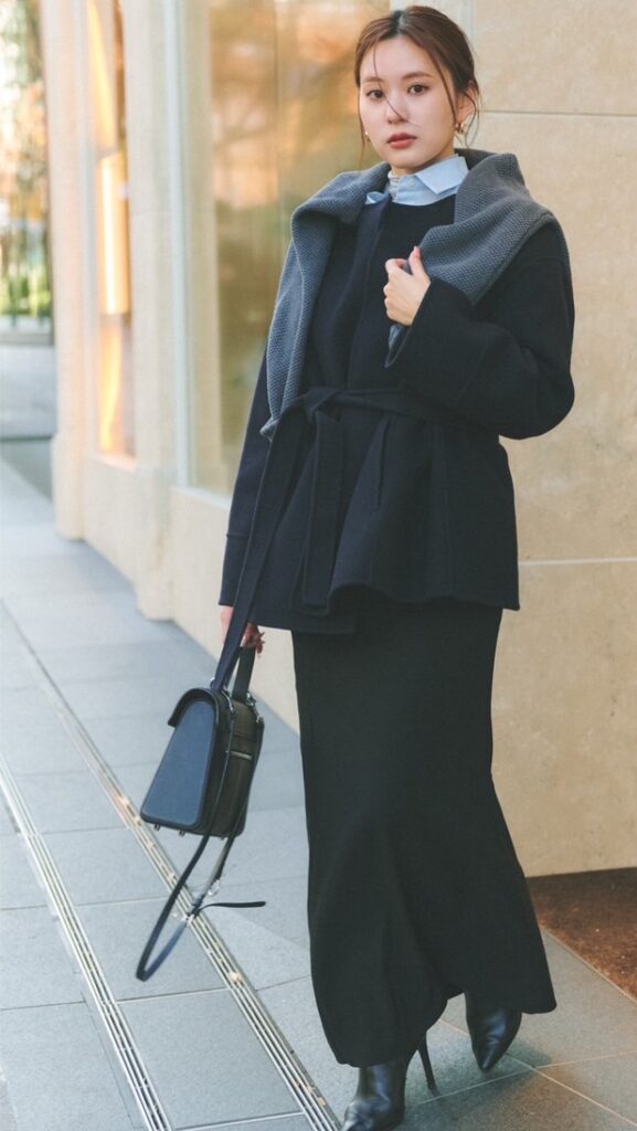 COAT：ánuans SHIRT： ánuans CAMISOLE DRESS： kino the kei HIGH NECK KNIT：UNIQLO BELT：DIOR BAG：Cafuné BOOTS：DIANA