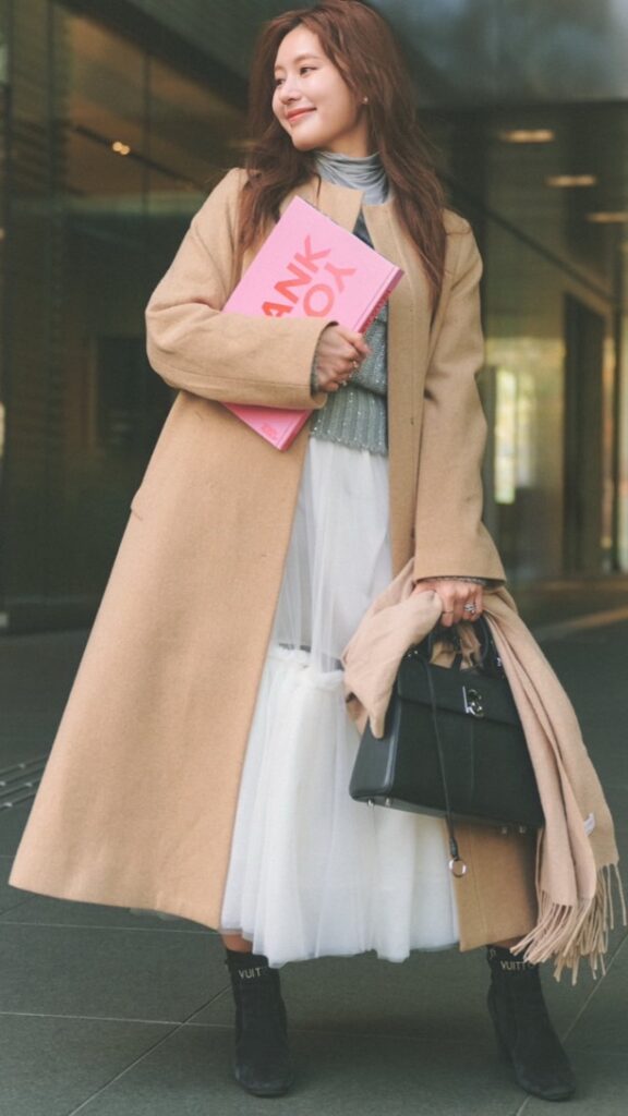 COAT：LANVIN en Bleu INNER KNIR：UNIQLO KNIT：l'aube blanc SKIRT：sheller KNIT SCARF：See by Chloe BAG：Cafuné BOOTS：LOUIS VUITTON BAG：Cafuné