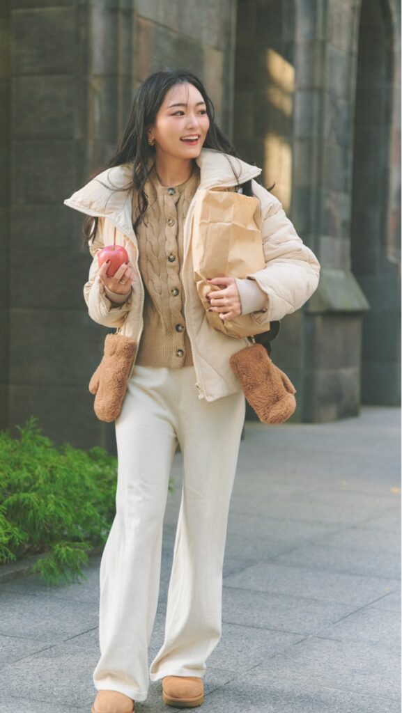 COAT：ZARA KNIT CARDIGAN：Polo Ralph Lauren PANTS：NO BRAND PIERCED EARRINGS： SLOBE IENA BAG：LOUIS VUITTON MITTENS：MAXMARA SHOES：UGG