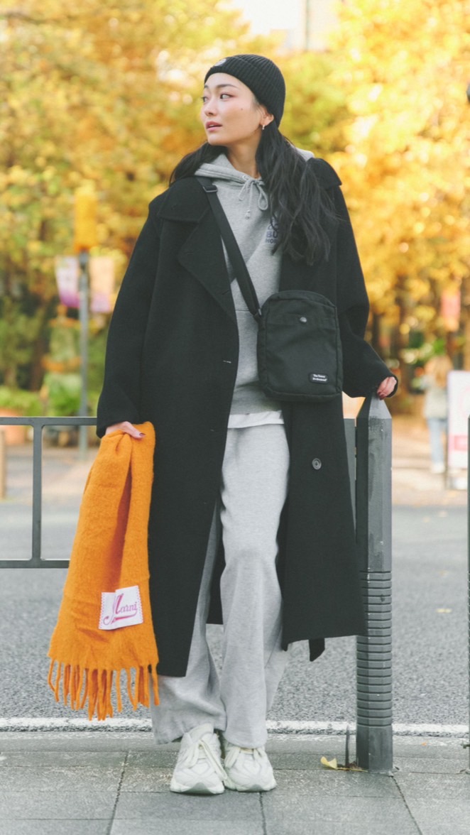 COAT:NO BRAND T -SHIETS:UNIQLO HOODIE:BONS casa de verano SWEAT PANTS:UNIQLO SHOES:New Balance PIERCED EARRINGS:NO BRAND BEANIE:Stone Island BAG:ennoy KNIT SCARF:Marni