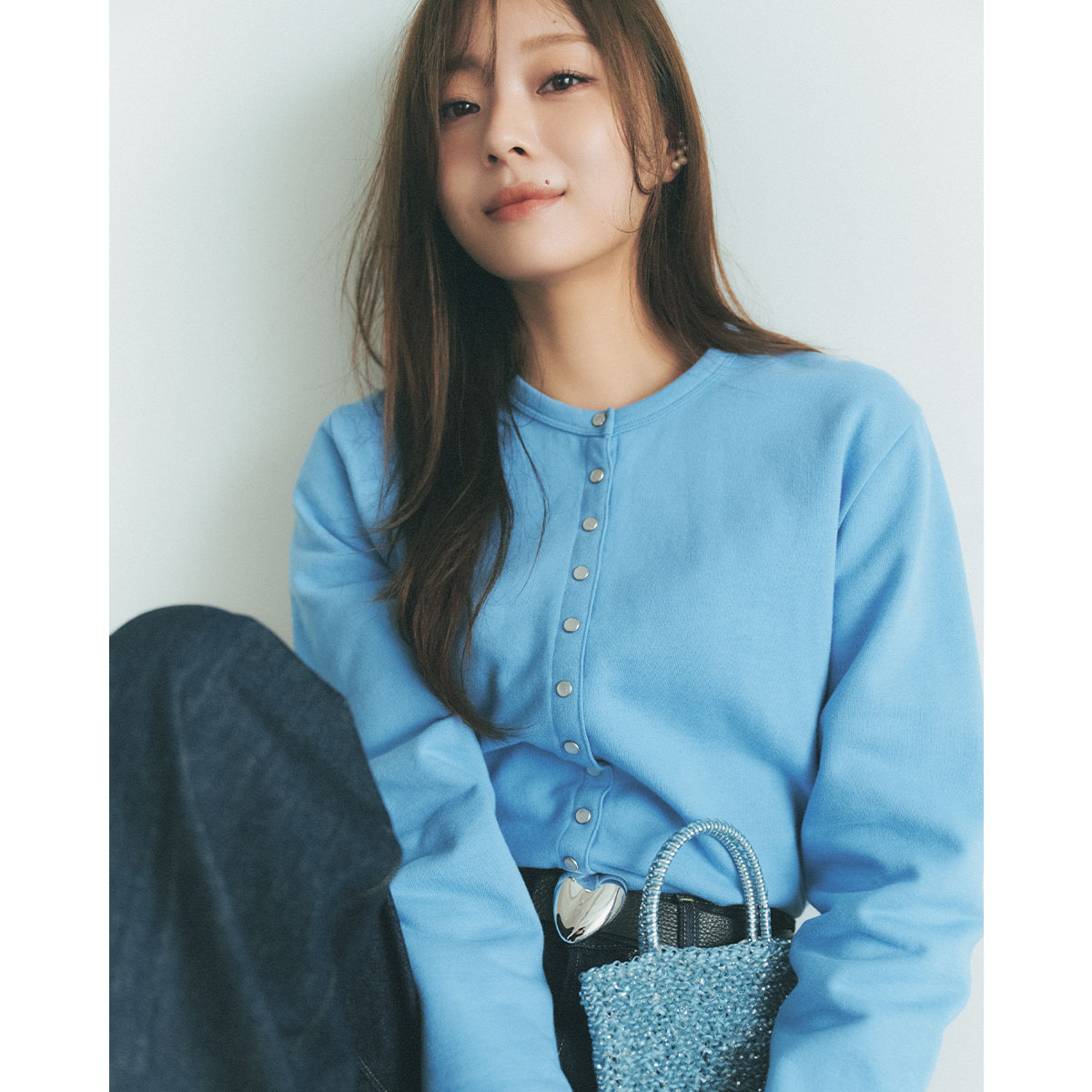 ブルーカーディガンのコーデ