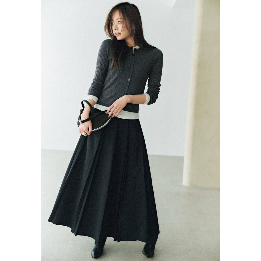細身カーデとボリュームスカートのモノトーンコーデ