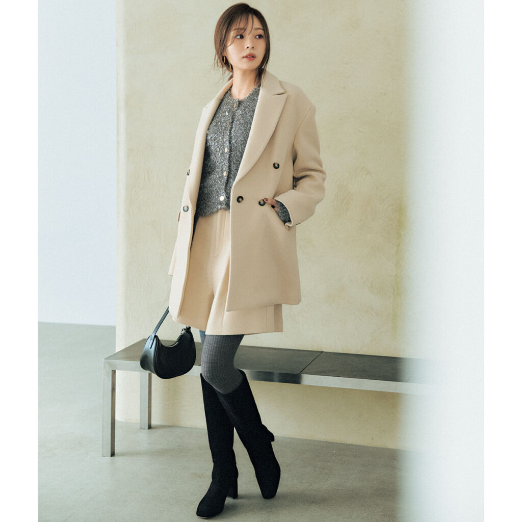 ベージュのジャケットとハーフパンツのセットアップにグレーカーディガンのコーデ