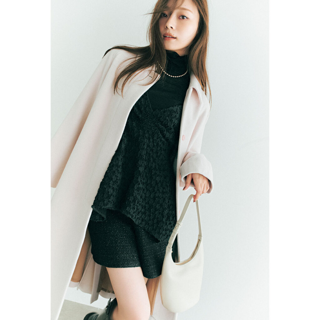 シアータートルとジャカード素材のビスチェのレイヤードにピンクコートのコーデ