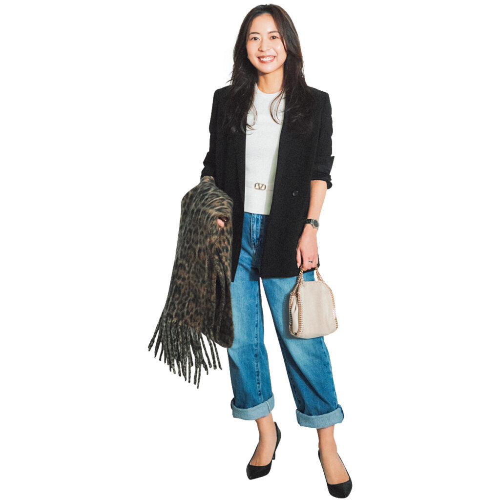 黒ジャケットとデニムパンツのコーデ