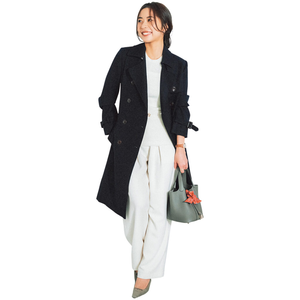 ホワイトパンツとロングコートのコーデ