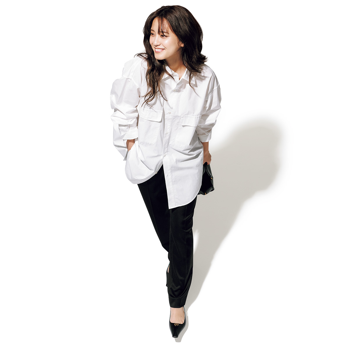 オーバーサイズ白シャツとスティックパンツの知的コーデ