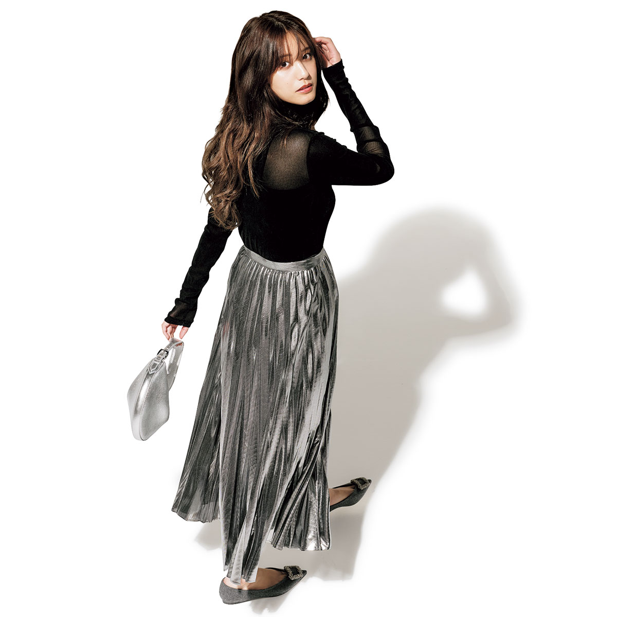 ベロアの黒タートルとシルバーのプリーツスカートのコーデ