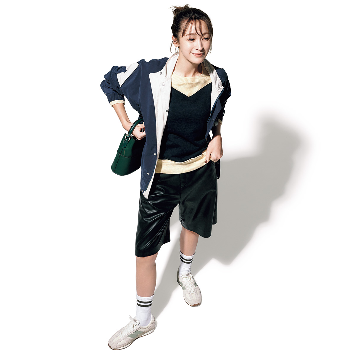 レザーハーフパンツとスニーカーのスポーツ観戦コーデ