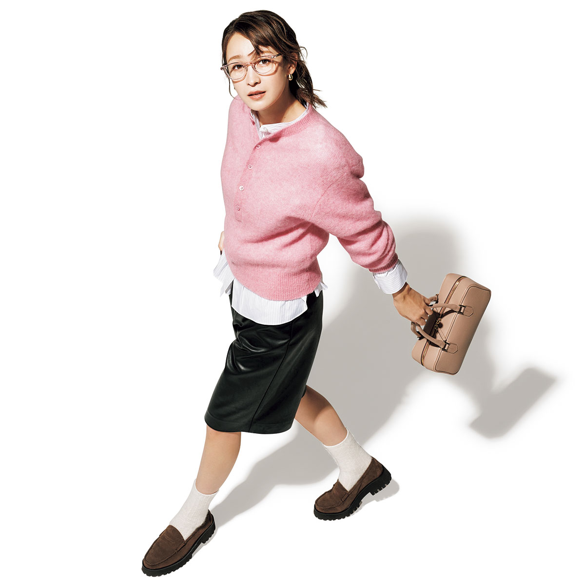 ピンクニットとレザーハーフパンツのコーデ