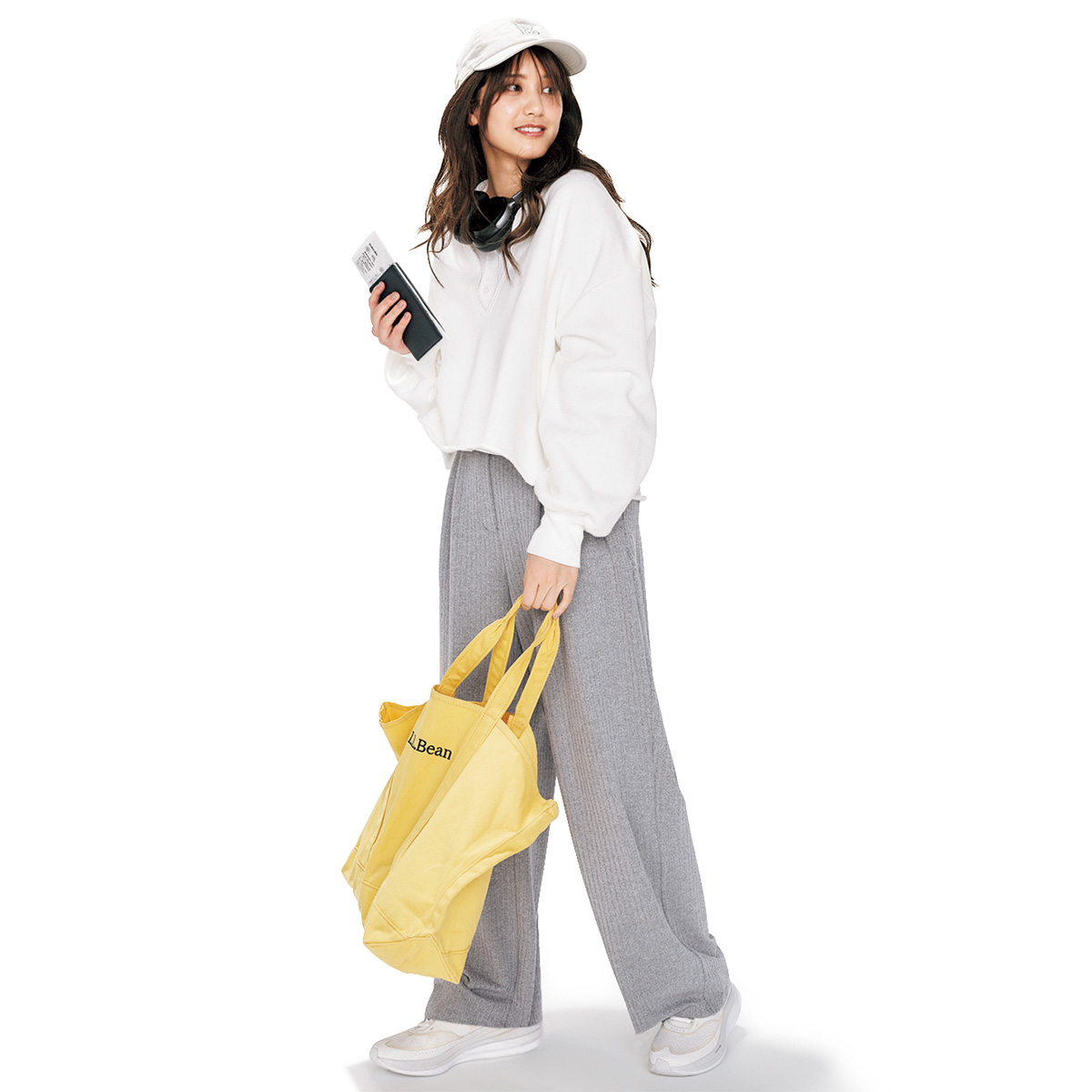 スウェットにグレーのトラウザーのコーデ