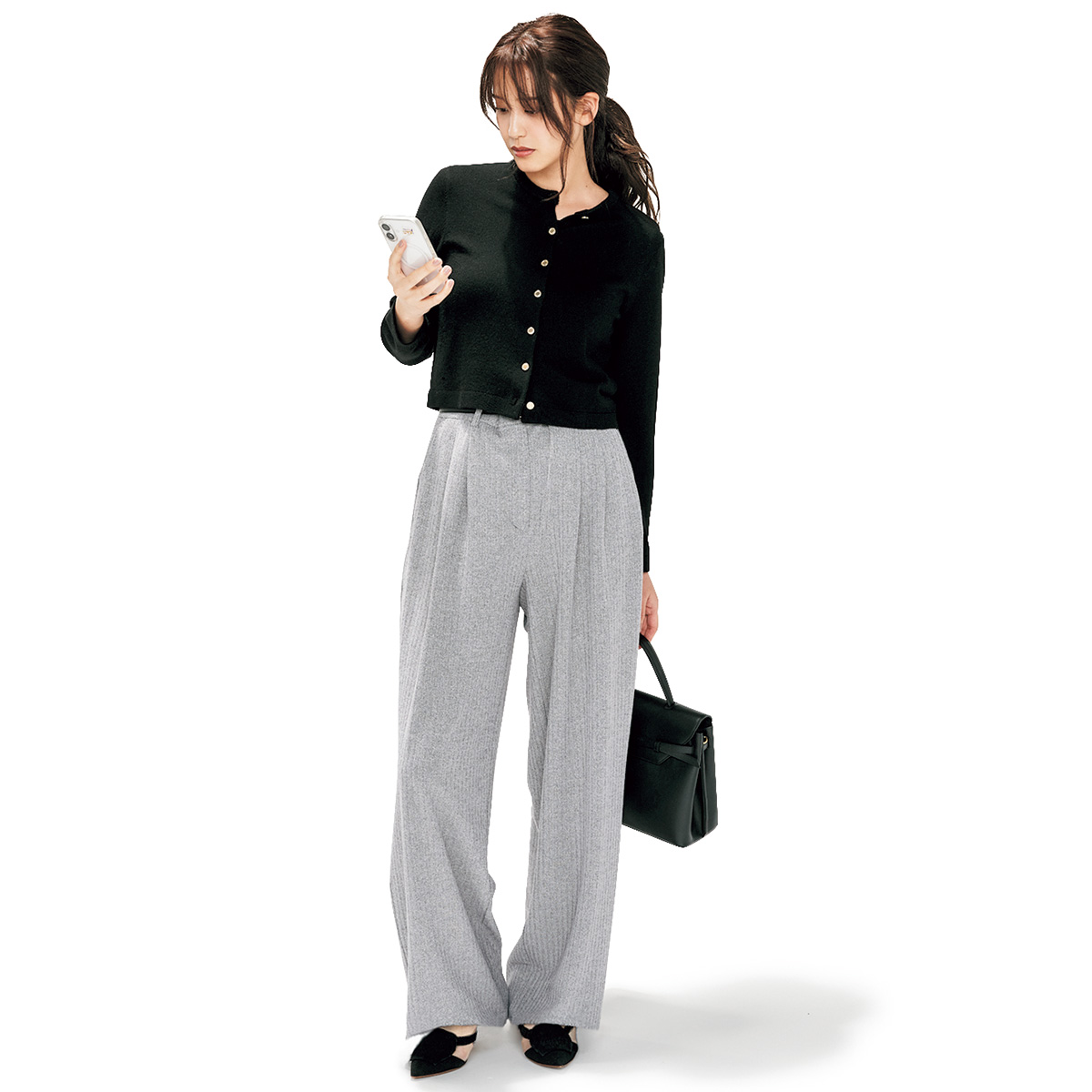 黒カーディガンとグレーのトラウザーのコーデ