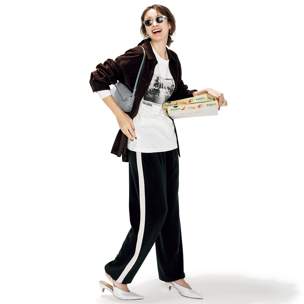 プリントTシャツとラインパンツにコーデュロイシャツのコーデ