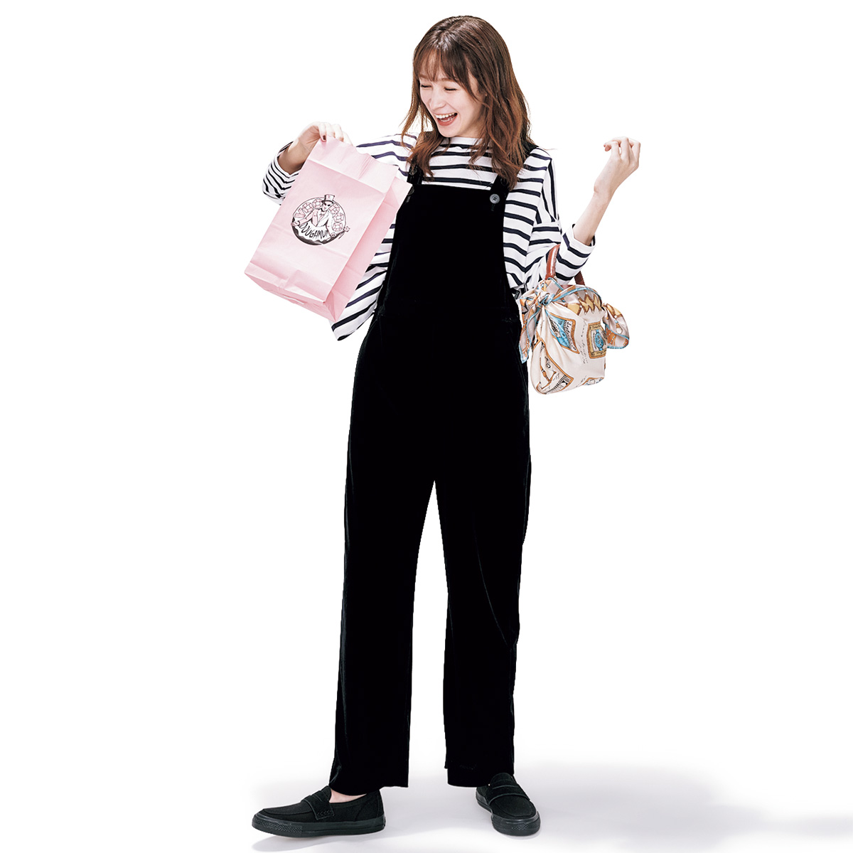 ボーダートップスとオーバーオールにローファースニーカーのコーデ