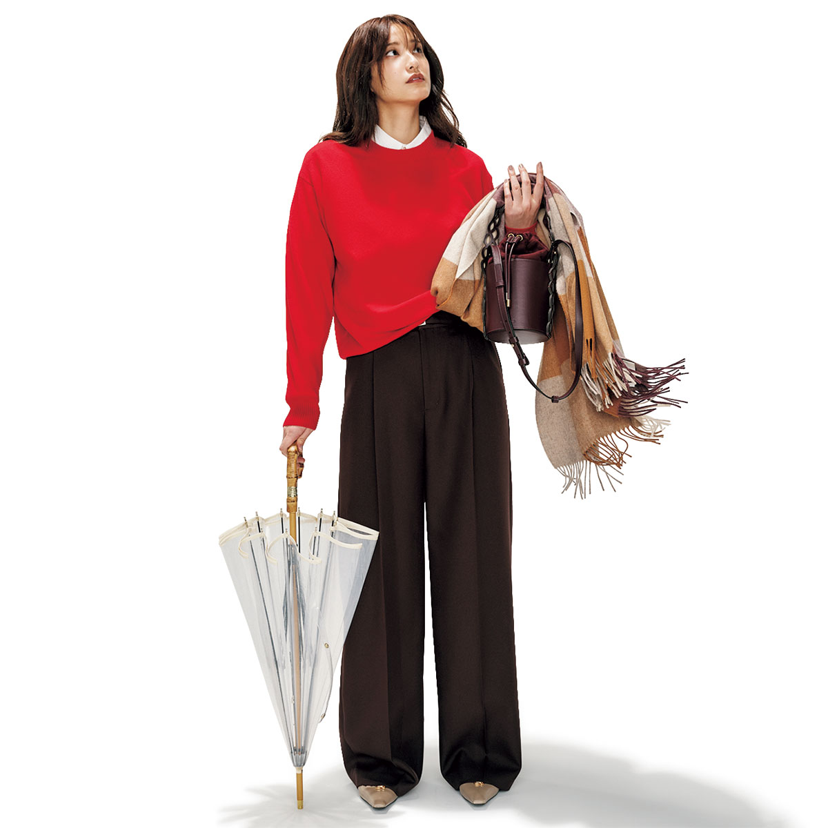 白シャツと赤ニットの重ね着にブラウンパンツのコーデ