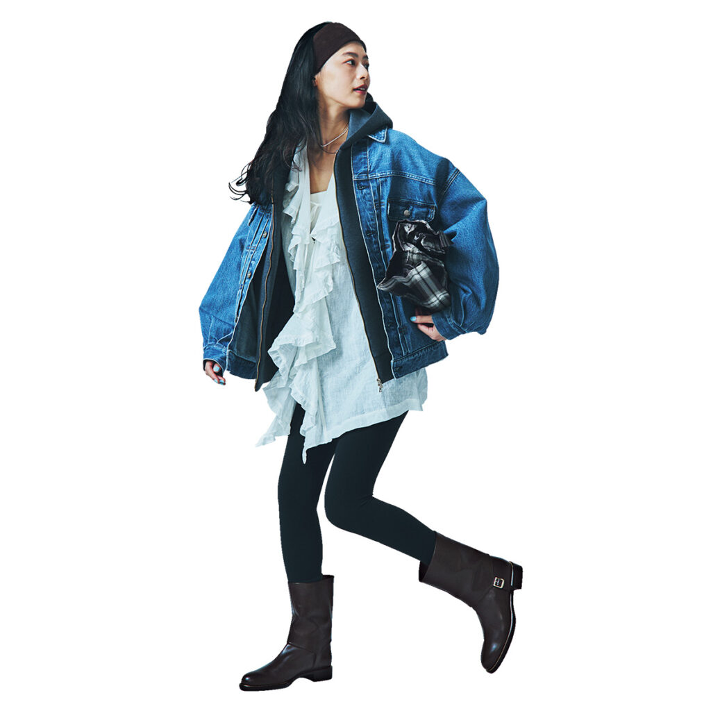 デニムジャケットとレギンスにブーツのコーデ