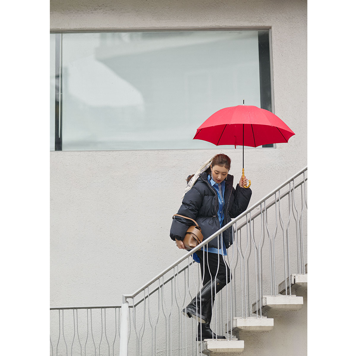 ブルーシャツにネイビーダウンのコーデ