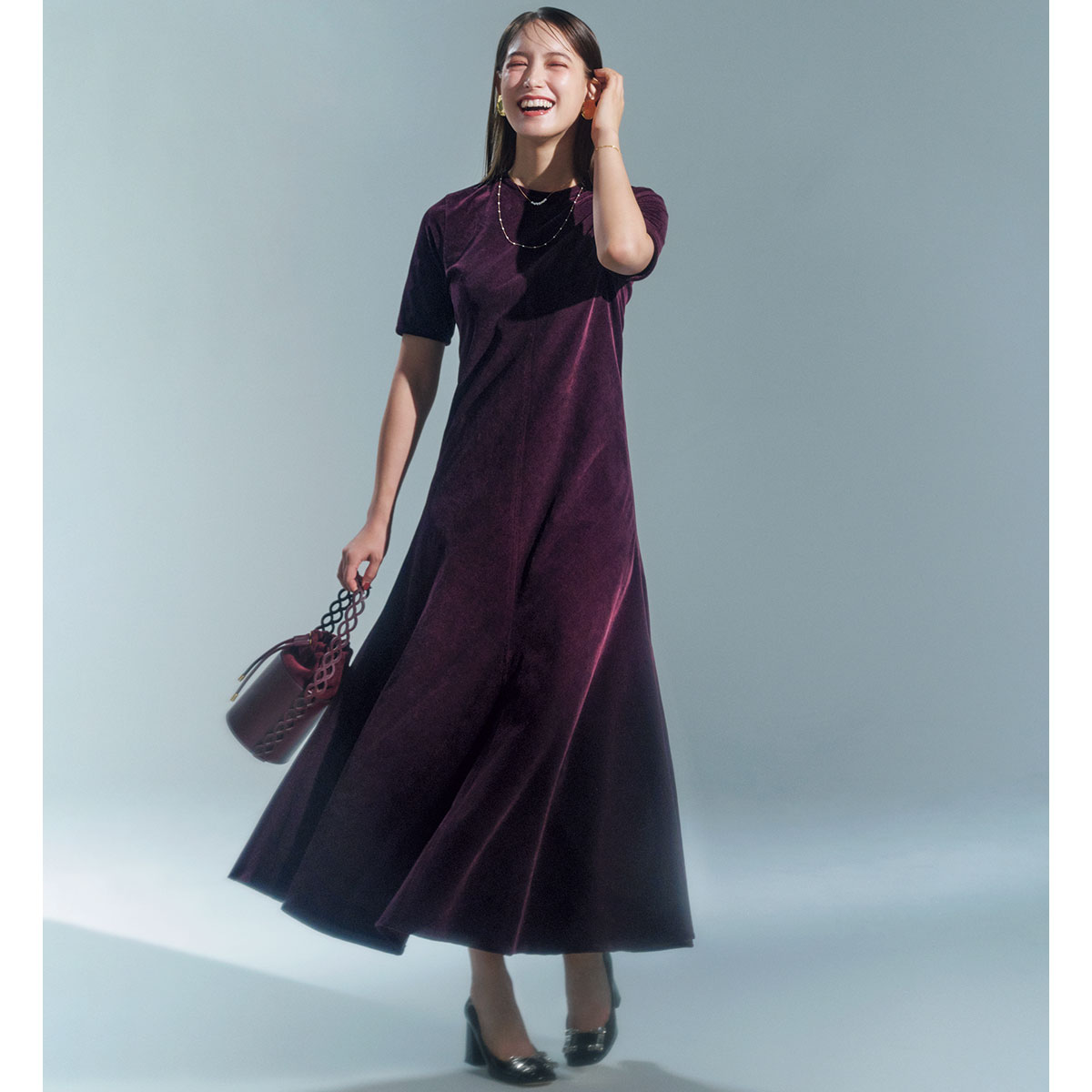 バーガンディーのワンピースのお呼ばれコーデ,お呼ばれワンピ