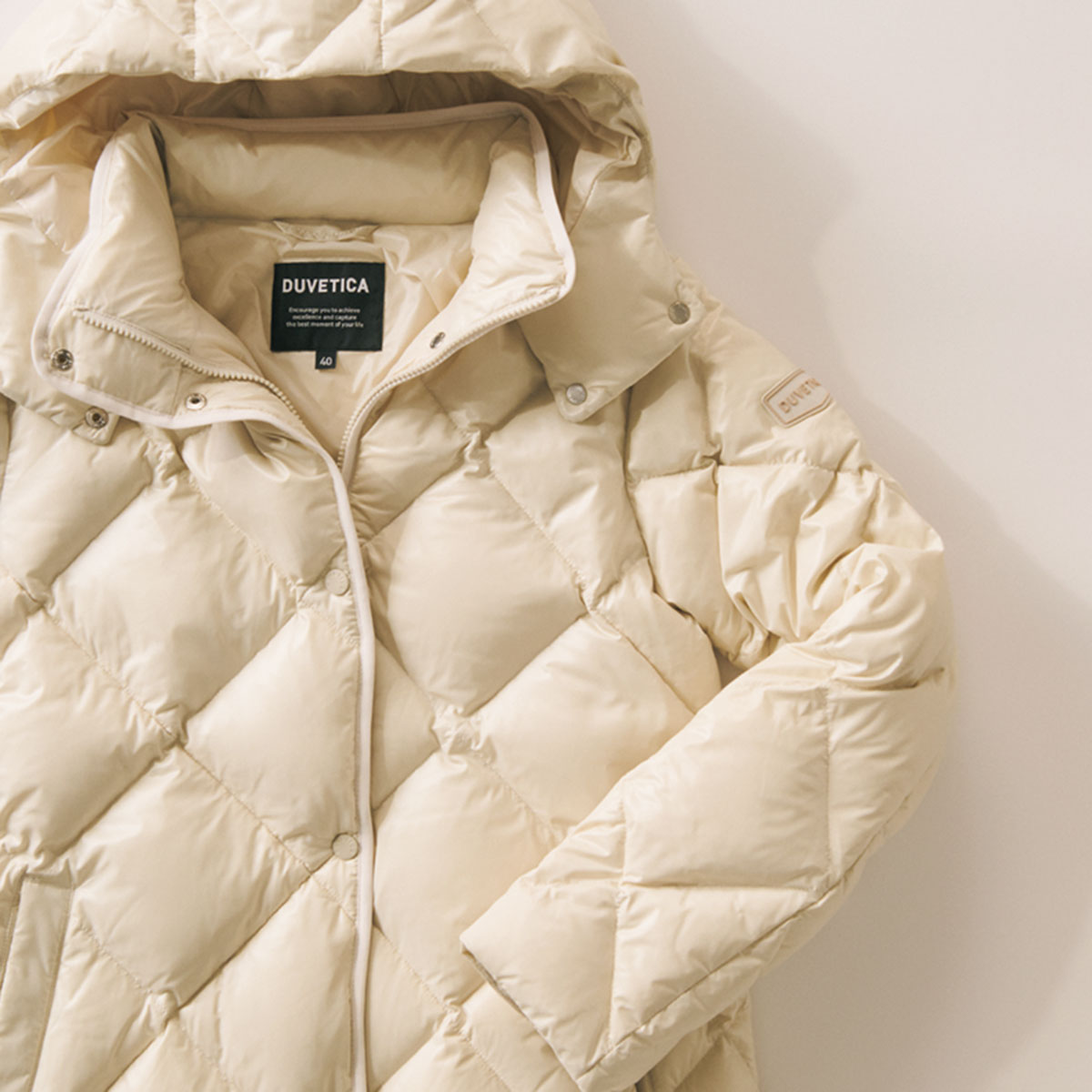 キルティングデザインの白ダウンコート