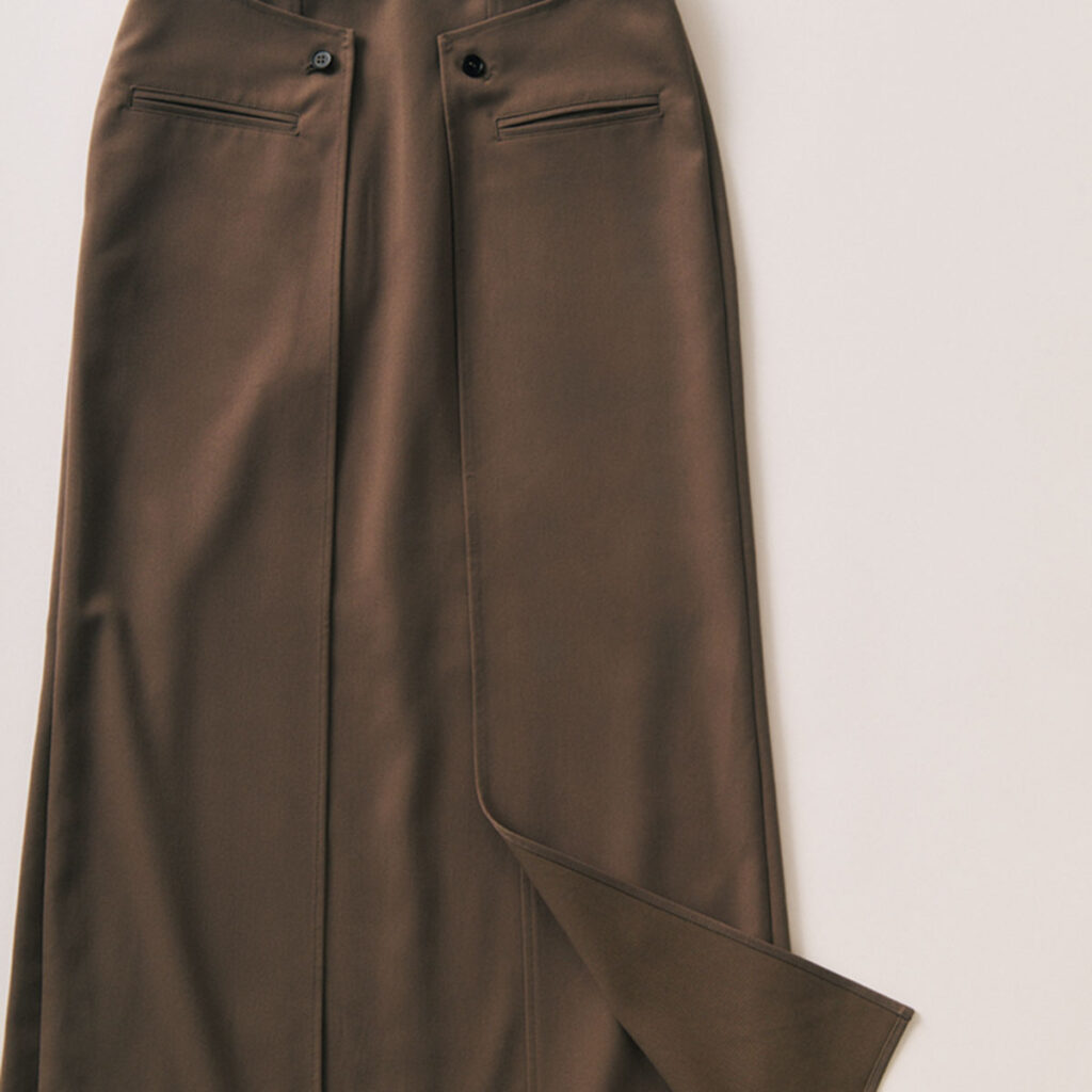 ブラウンのスリット入りスカート