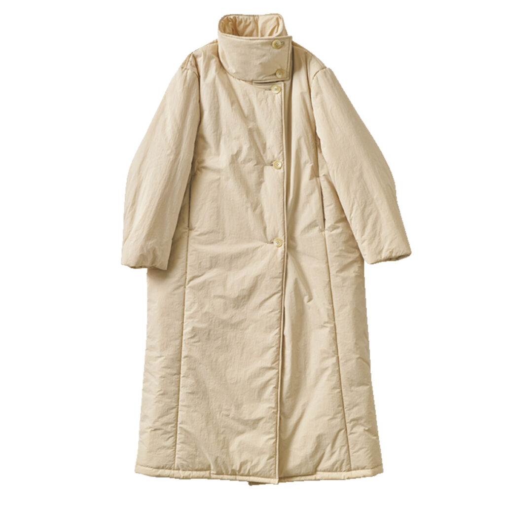 ベージュのダウンコート