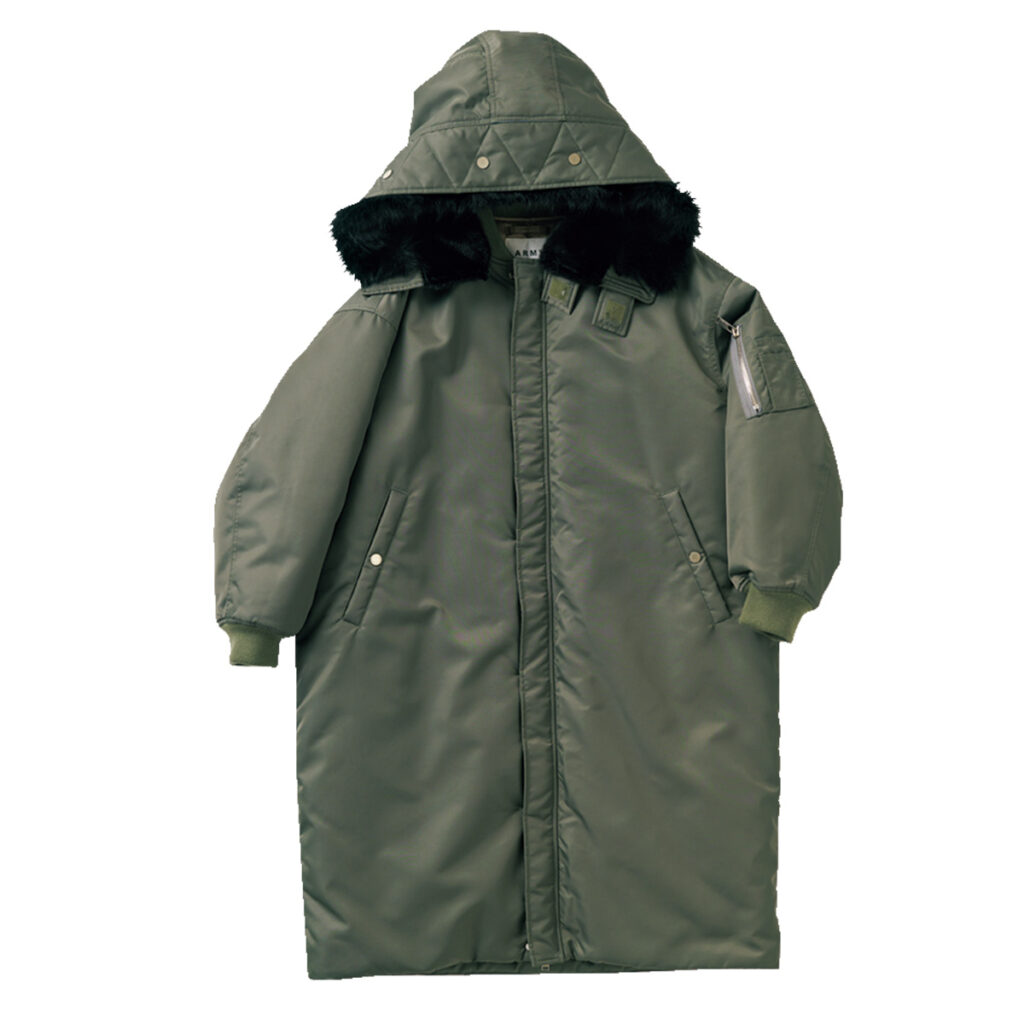 カーキのダウンコート