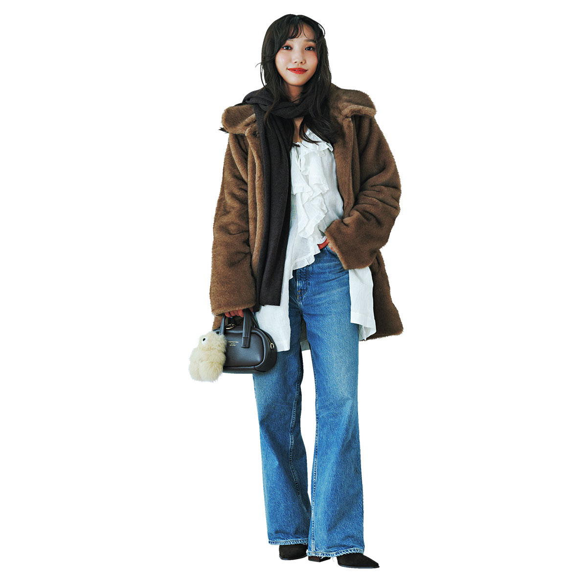 短丈ファーコートとデニムのコーデ