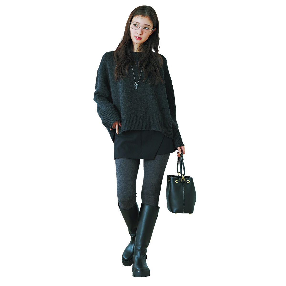 カシミヤニットとショートパンツのコーデ