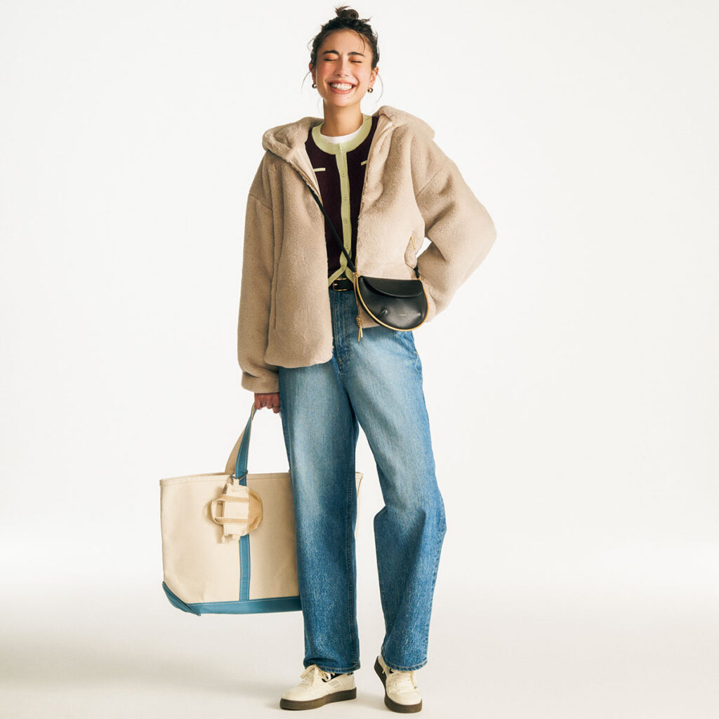 バイカラーカーディガンとデニムのコーデ