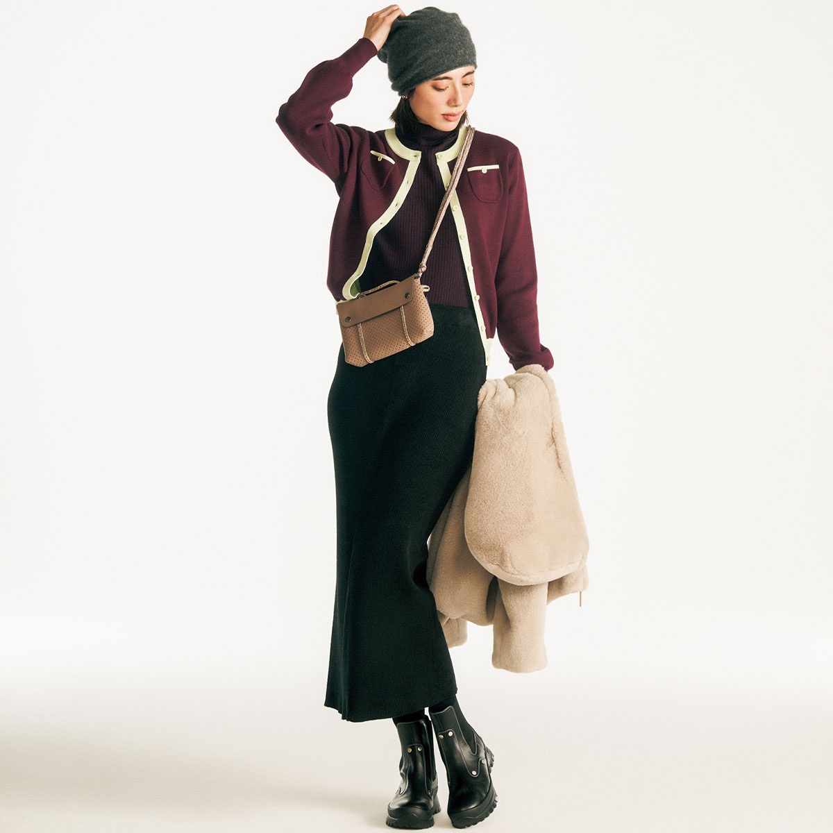 同系色のタートルとカーディガンの重ね着にストレートスカートのコーデ