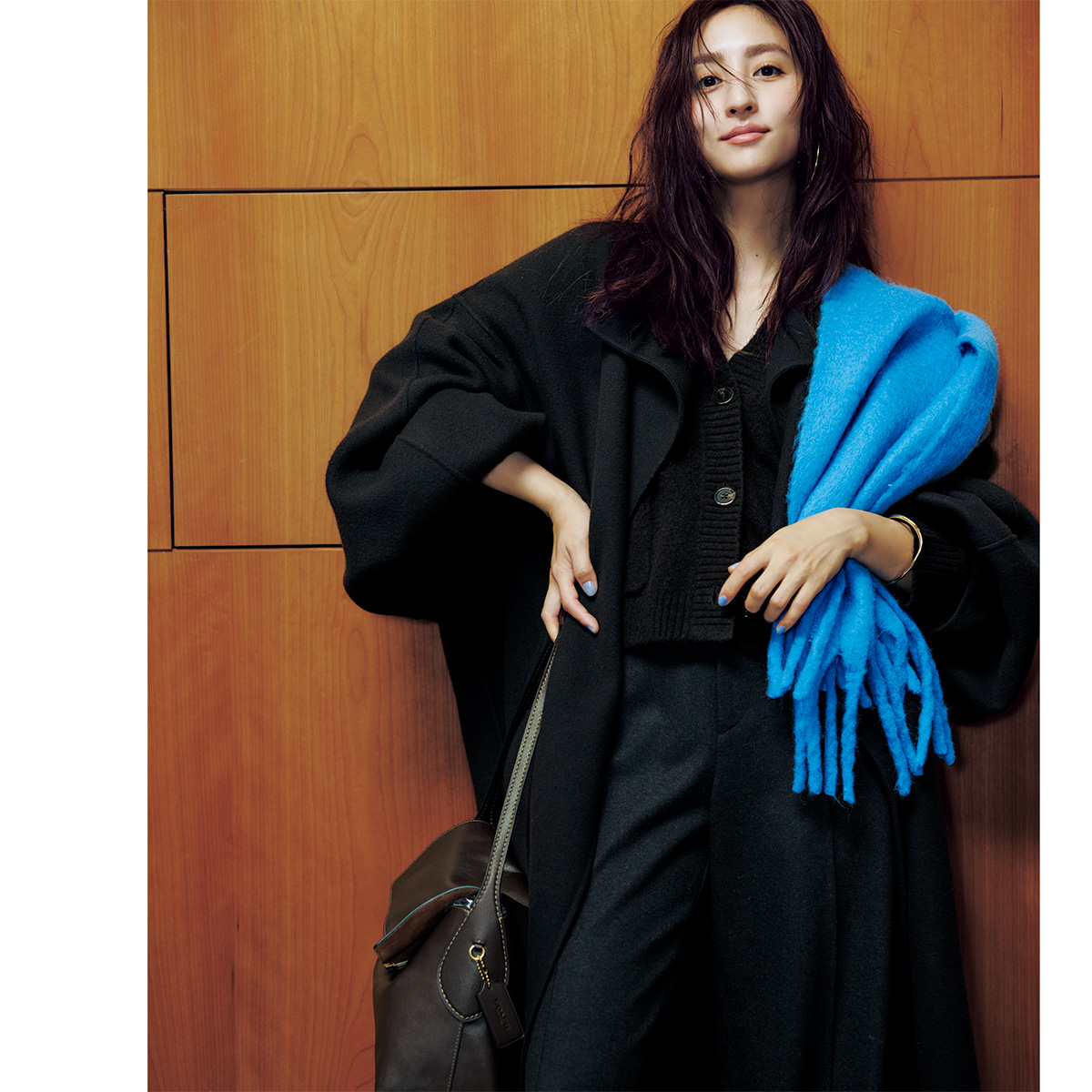 カーディガンにコートのブラックコーデ